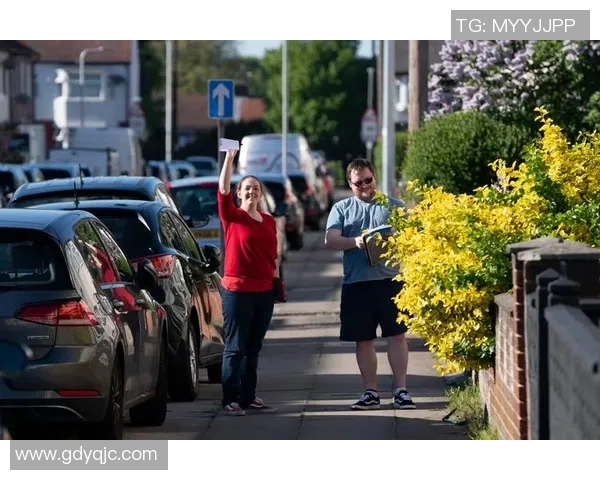 英国足球明星在街头的真实瞬间捕捉与生活点滴展现 英国足球明星在街头的真实瞬间捕捉与生活点滴展现