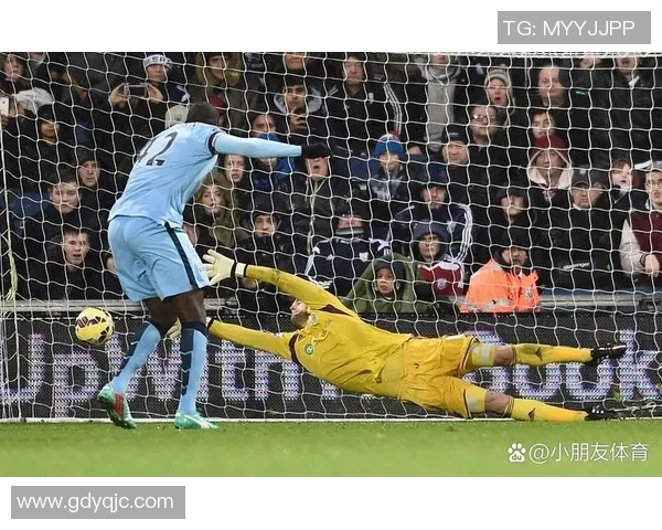 足球明星独自挑战自我在绿茵场上演绎精彩对决 足球明星独自挑战自我在绿茵场上演绎精彩对决