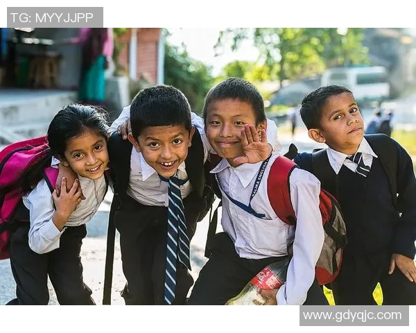 与女球迷亲密互动的足球明星们展现魅力与热情的真实瞬间